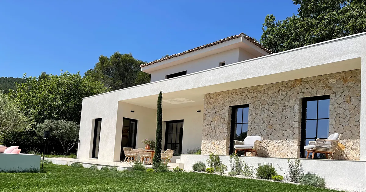 Villa provençale enduite de blanc, pan de façade en pierre de parement opus combraille